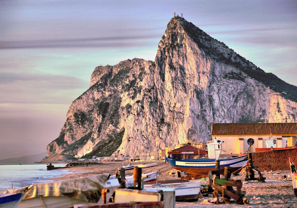 Peñón de Gibraltar desde la playa de La Atunara