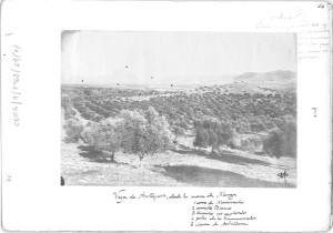 Imagen tomada desde la entrada de Menga en 1905 por Gómez Moreno. Al fondo se contempla el Cerro de Marimacho (notas manuscritas del autor). Archivo de la Academia de la Historia.