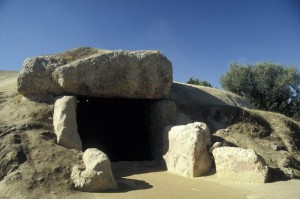 Exterior de la Cueva de Menga (Abril 2005). Fotografía D. Wheatley.