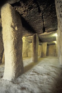 Interior de la Cueva de Menga (Abril 2005). Fotografía D. Wheatley.