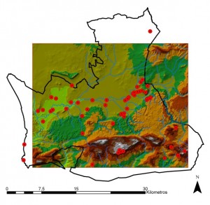 Mapa de localizaciones prehistóricas sobre modelo digital del terreno de la depresión de Antequera. Al sur se observa la sierra del Torcal, quedando el centro ocupado por la cuenca del Guadalhorce, que fluye de este a oeste.