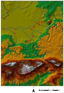 Mapa de localizaciones prehistóricas sobre modelo digital del terreno de la depresión de Antequera. Detalle del sector necrópolis megalítica-Peña de los Enamorados (centro), con las cuevas del Torcal al sur.