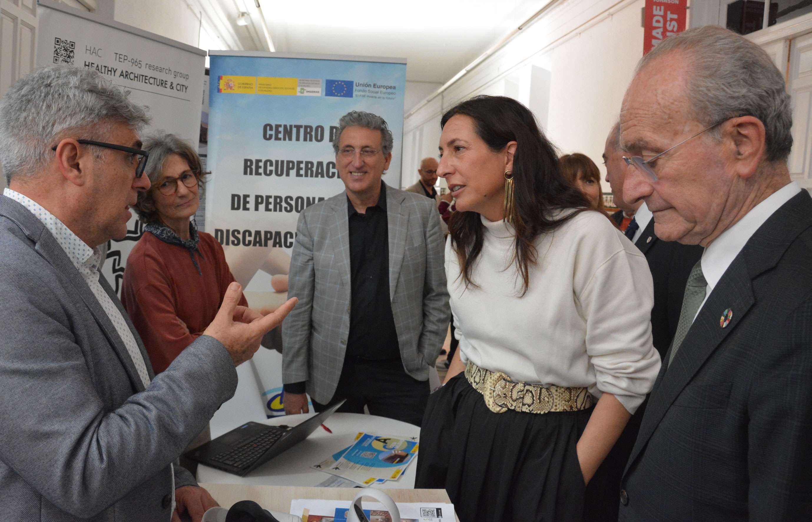 El equipo de investigación con Loles López Gabarro, Consejera de Inclusión Social, Juventud, Familias e Igualdad y el alcalde de Málaga, Francisco de la Torre