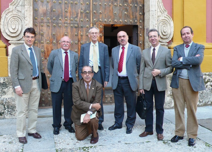 Miembros del grupo de investigación con John Elliot en la puerta del departamento de Historia Moderna