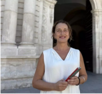 Lola en la puerta de la US Lola en la puerta de la US