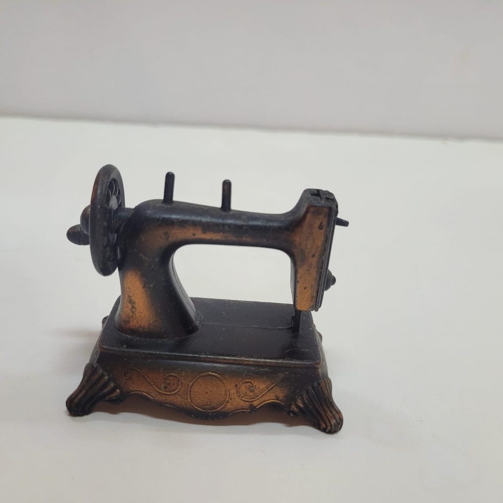 Sacapuntas con forma de máquina de coser