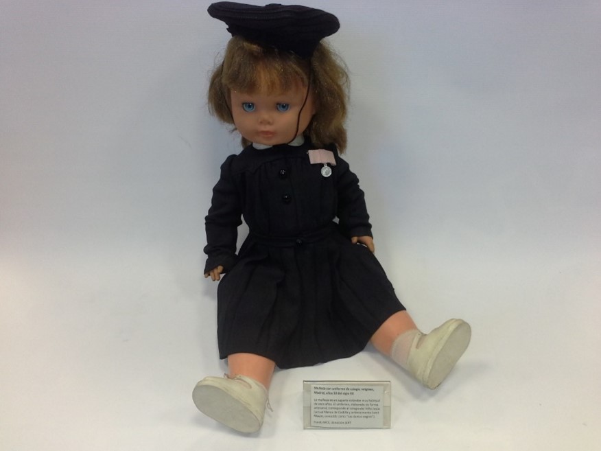 Muñeca con uniforme