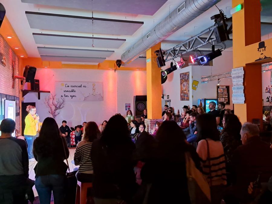 Público llenando el bar La Tregua durante una charla