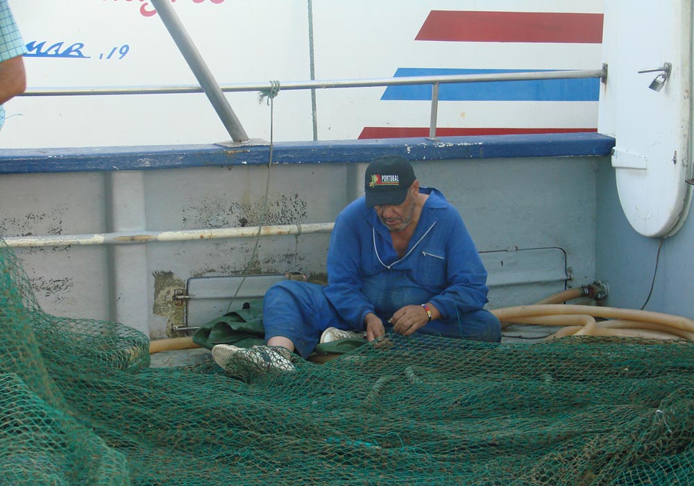 Remendando baca en Punta del Moral