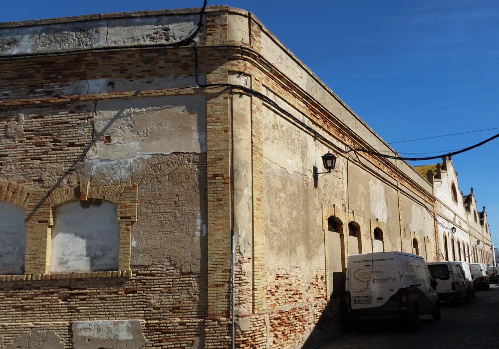 Antigua fábrica en el muelle Marina