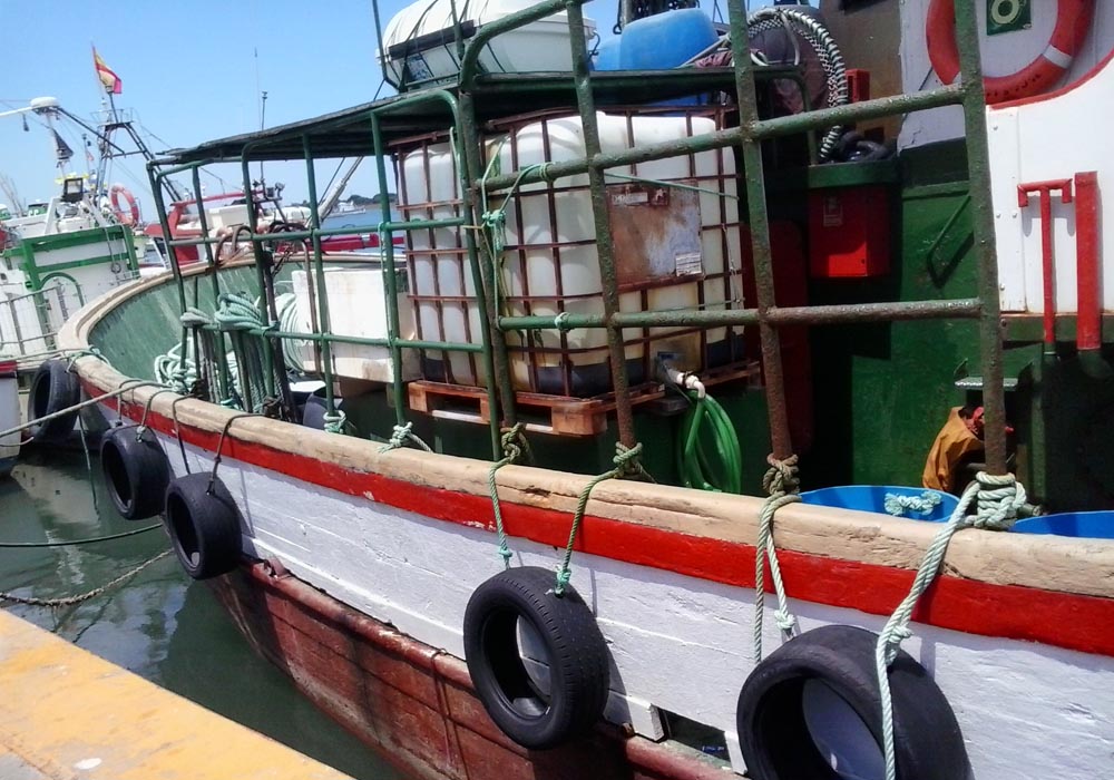 Detalle de defensas de un pesquero