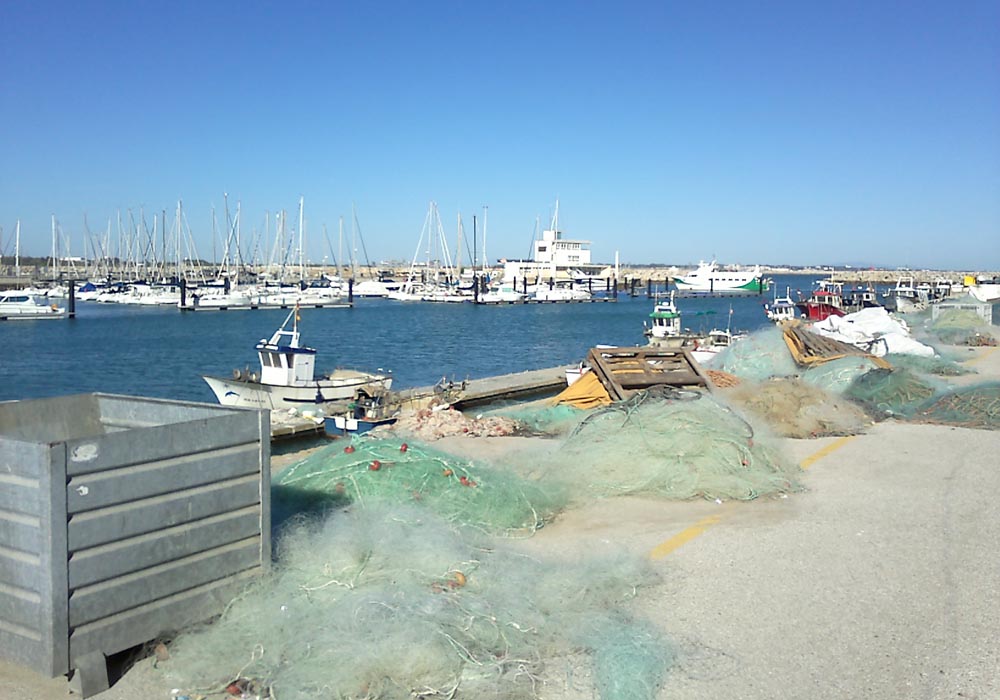 Redes y pertrechos en el muelle