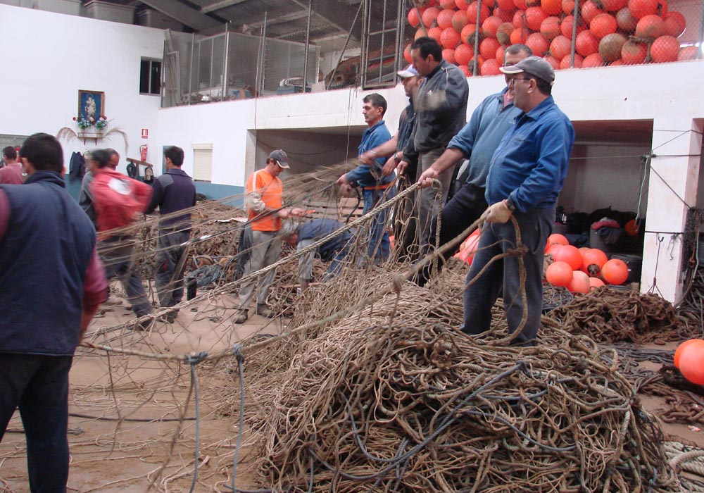 Preparando redes en el almacén de almadraba