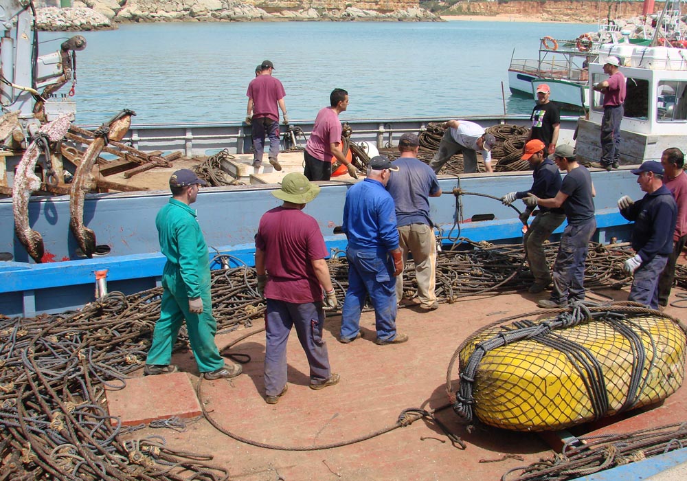 Embarcando cables de almadraba