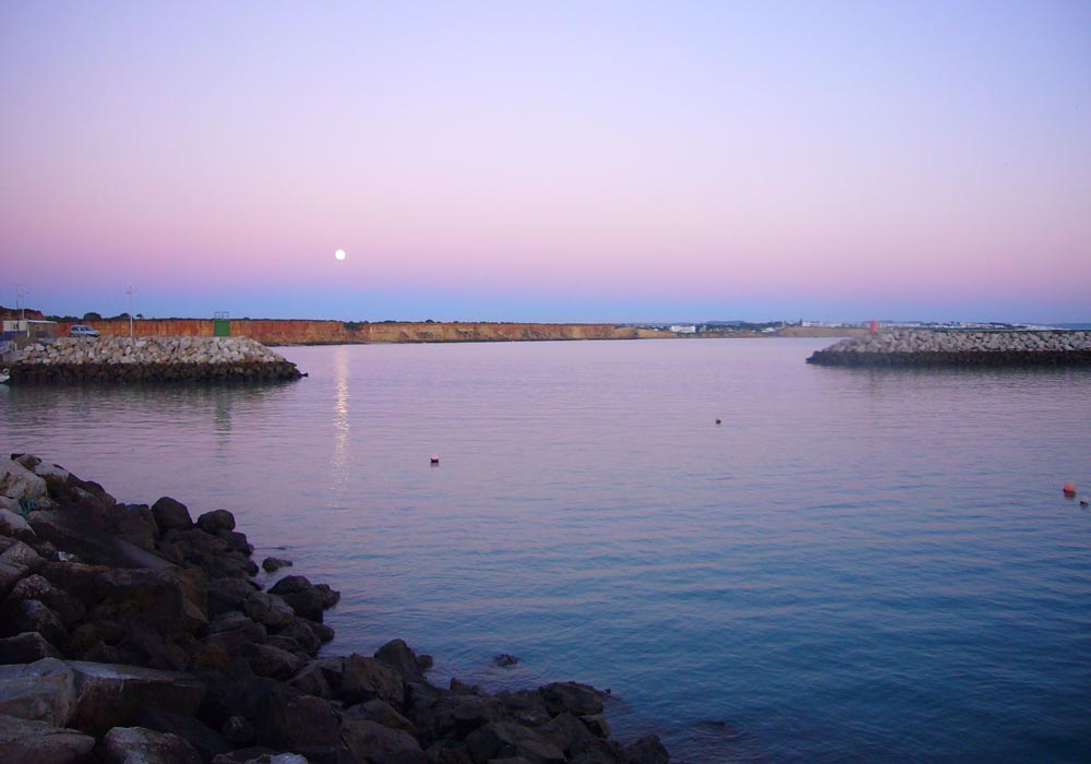 Vista de la bocana del puerto al atardecer