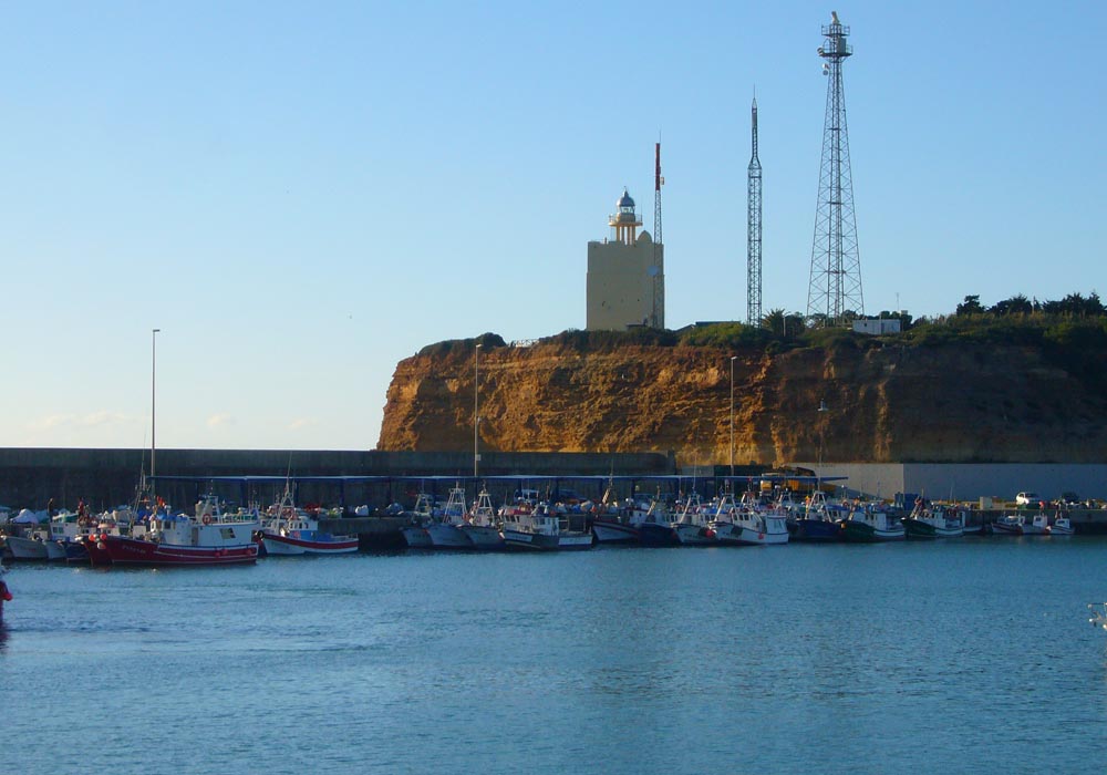 Vista del muelle pesquero y el faro