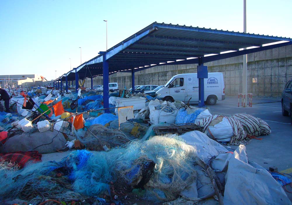 Diversidad de artes de pesca en el toldo de redes