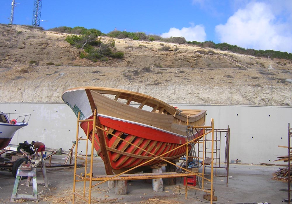 Construcción de embarcación de madera