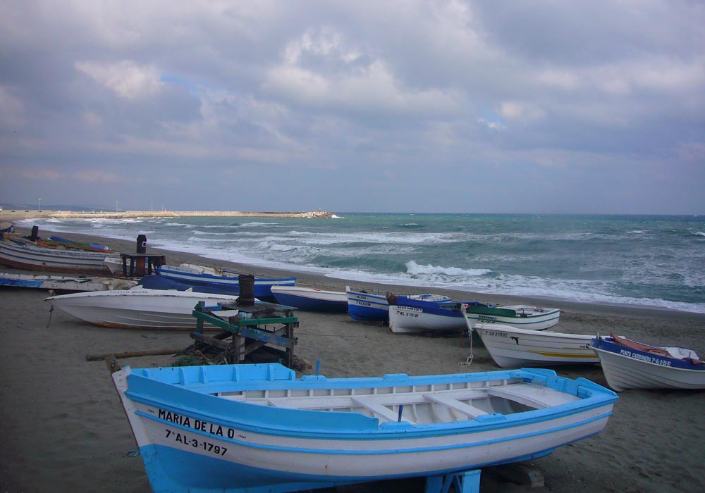 Playa de La Atunara con numerosas embarcaciones tradicionales