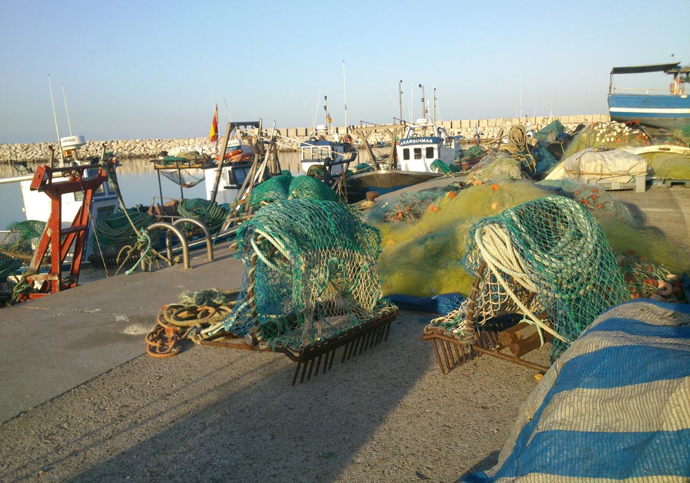 Rastros y redes depositados a pie de muelle