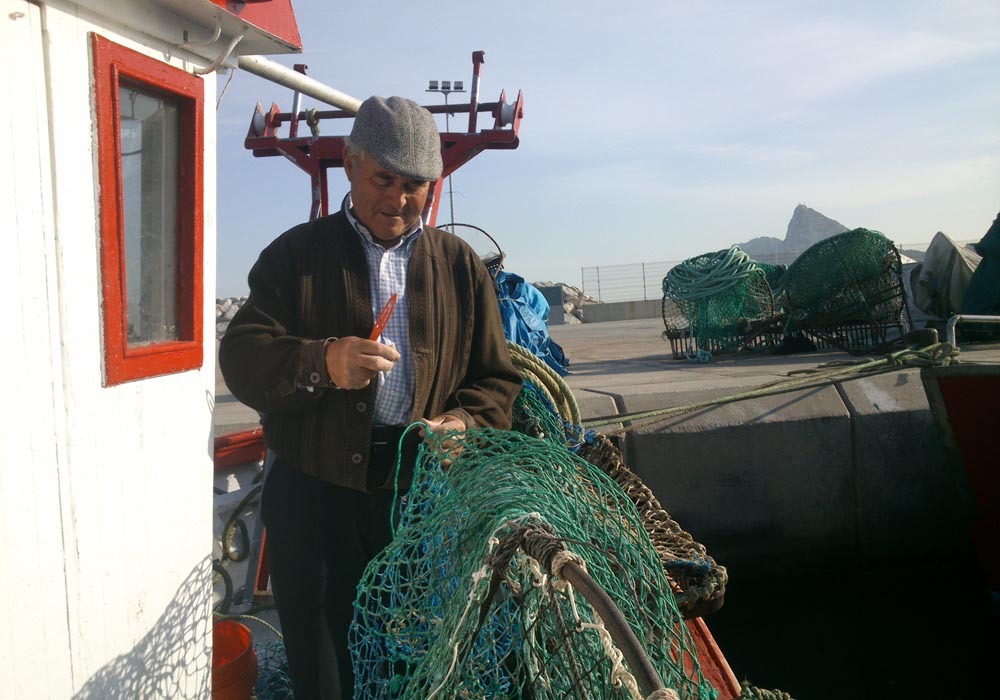 Marinero jubilado reparado redes