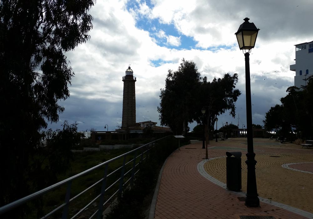 Vista del faro desde el jardín del Mediterráneo