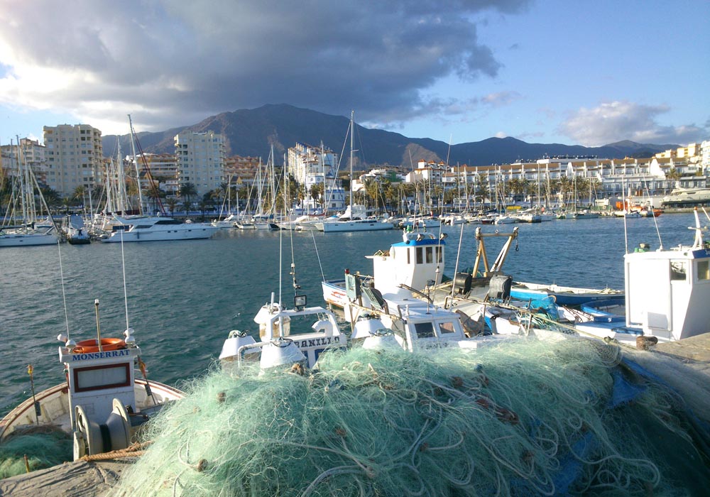 Vista del puerto deportivo y Sierra Bermeja al fondo desde el muelle pesquero