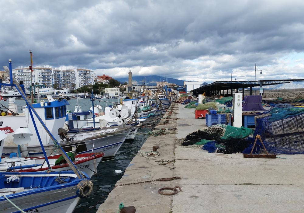 Muelle pesquero y tendido de redes