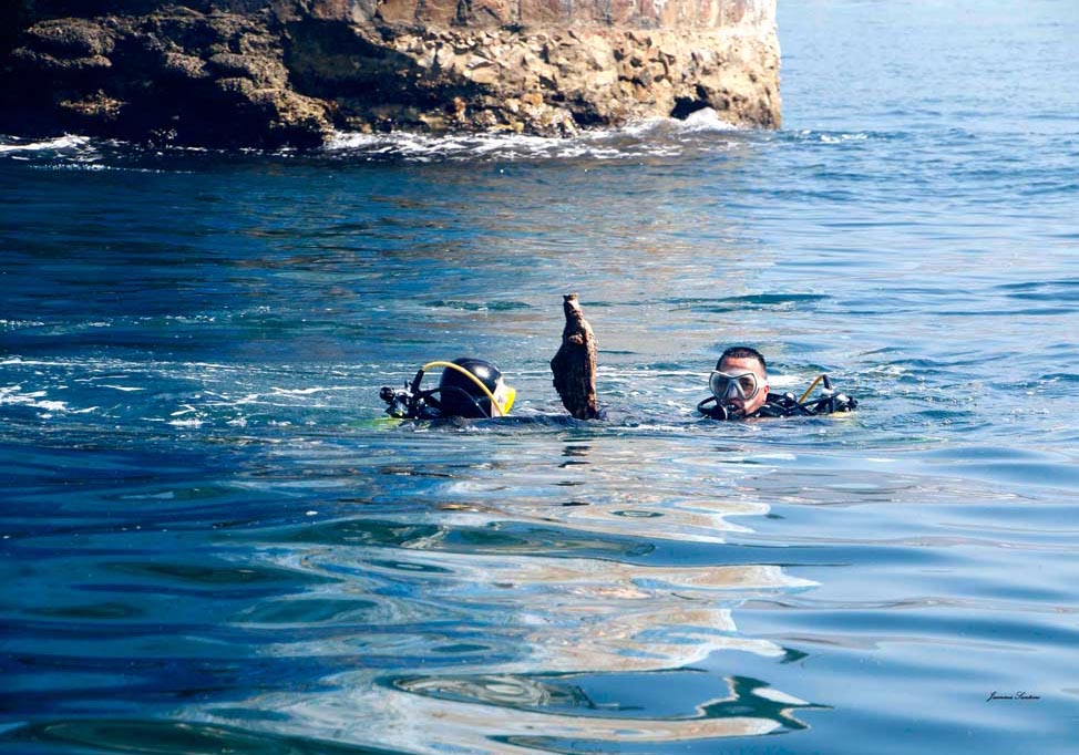 Imagen de la Virgen del Carmen sumergida junto a la Torre del Mineral