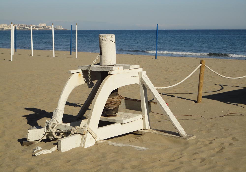 Torno de varado en la playa de Los Boliches