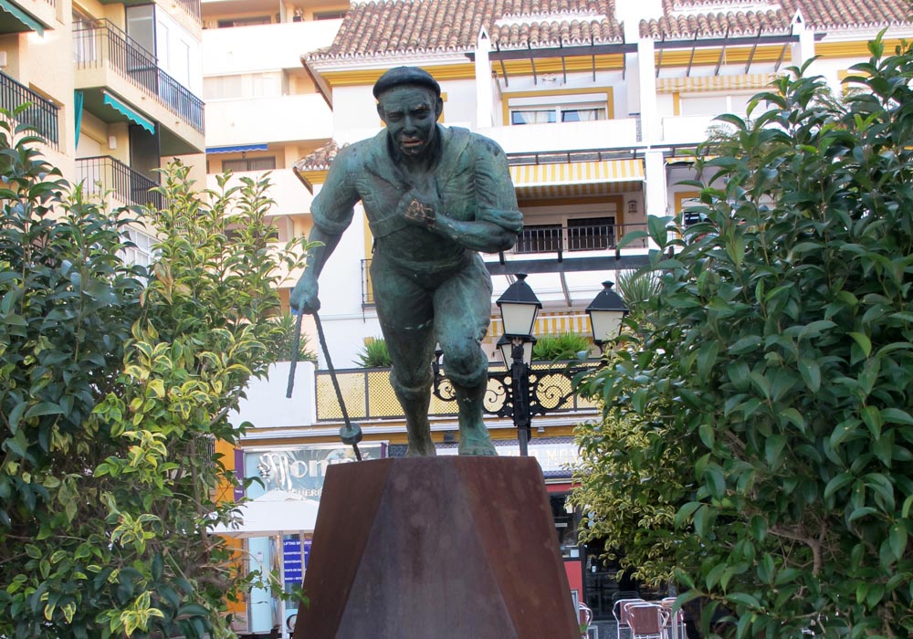 Monumento al jabegote situado a la entrada del puerto