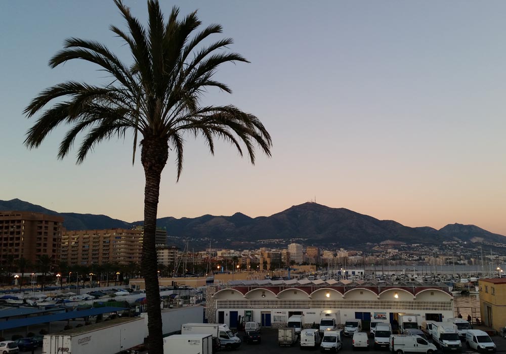 Desde el puerto se puede ver el relieve montañoso de la Sierra de Mijas al este y Sierra Bermeja al oeste