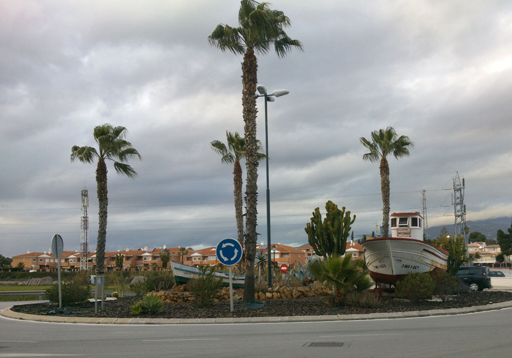 Antigua embarcación de madera en la rotonda de entrada a Caleta de Vélez