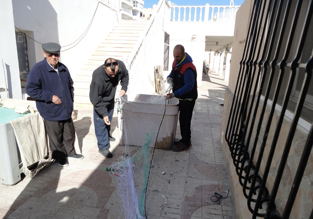 Armando palangre junto a los cuartos de armadores