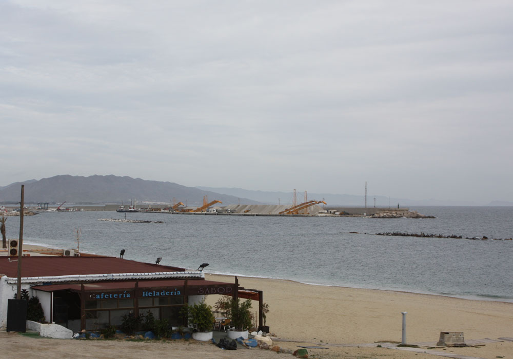 Vista de la bocana del puerto desde poniente