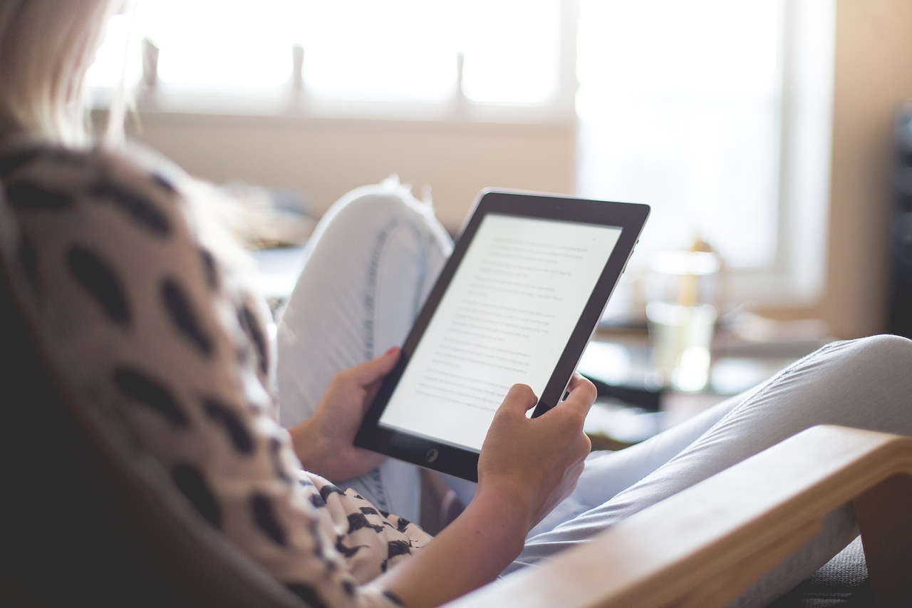 Foto de una persona leyendo un libro electrónico